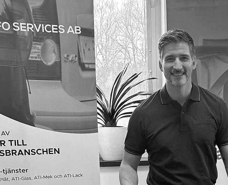 Marcus står på mässa för ATI